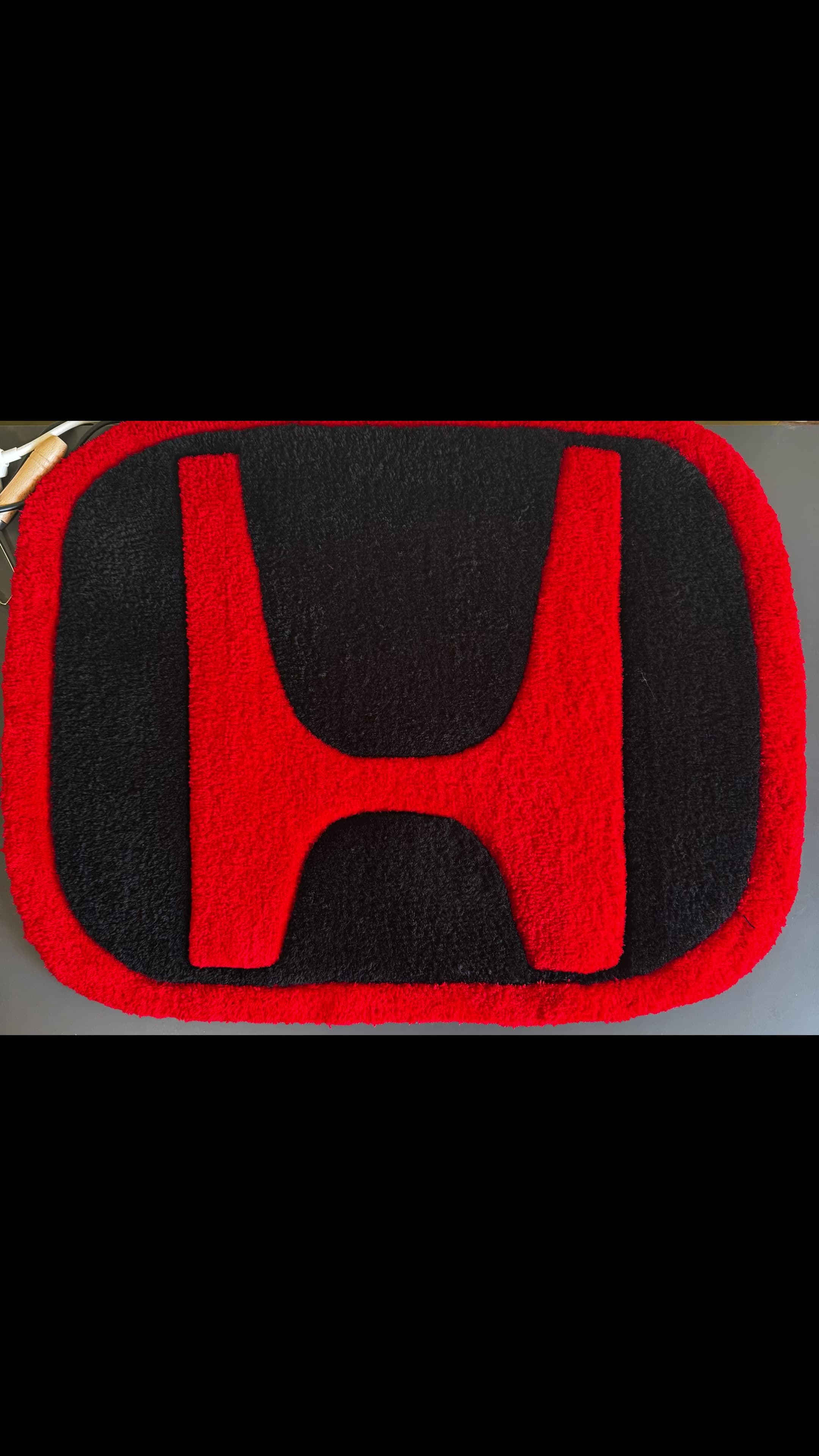 Honda logó szőnyeg – piros és fekete tuftolt szőnyeg